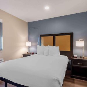 Deluxe Studio 1 Queen Bed Non-Smoking